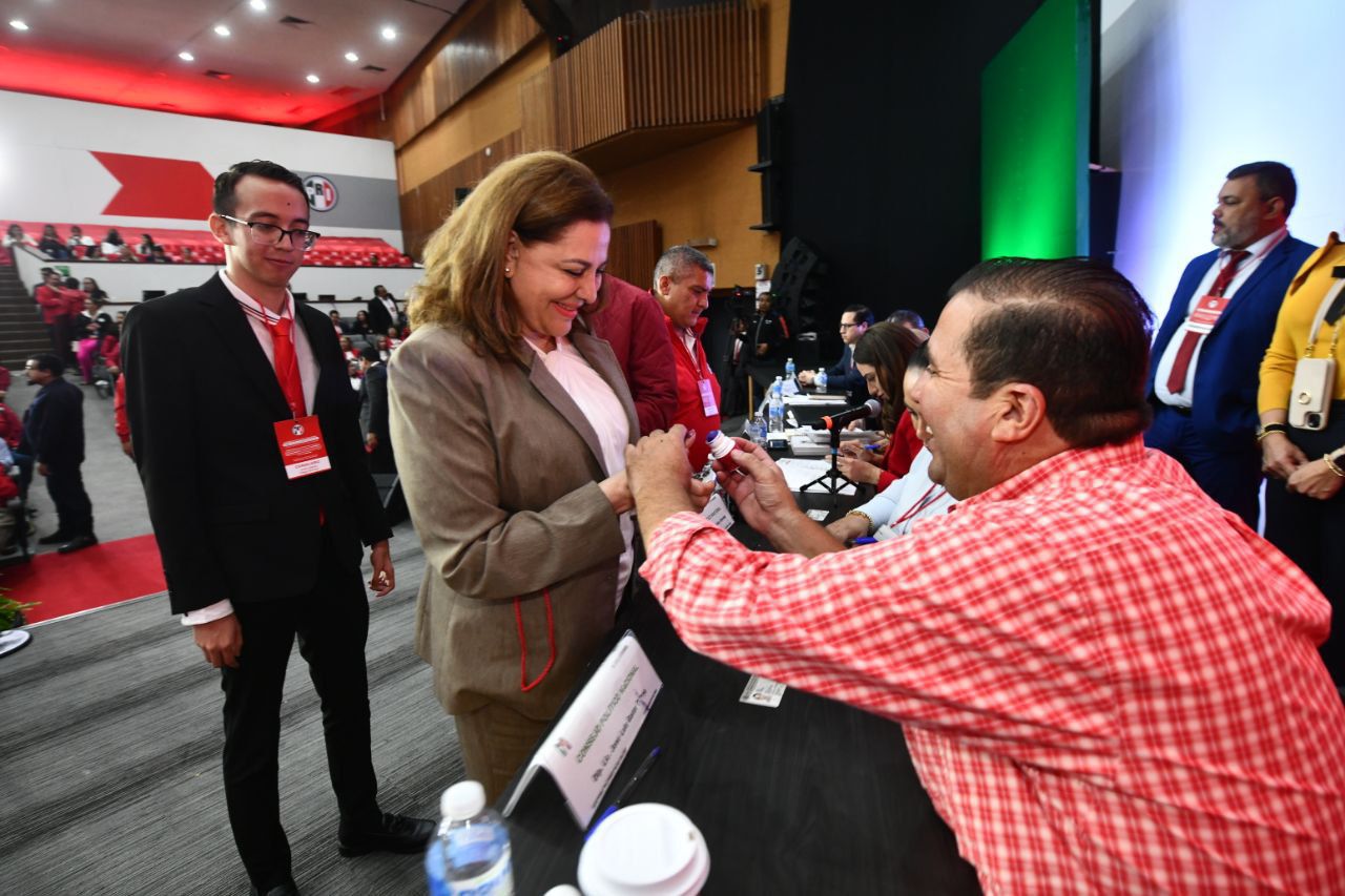 - Después de rendir protesta al lado de la nueva Secretaria General, el Presidente del CEN, Alejandro Moreno, adelantó que es momento de abrir las puertas a una reforma integral del partido.