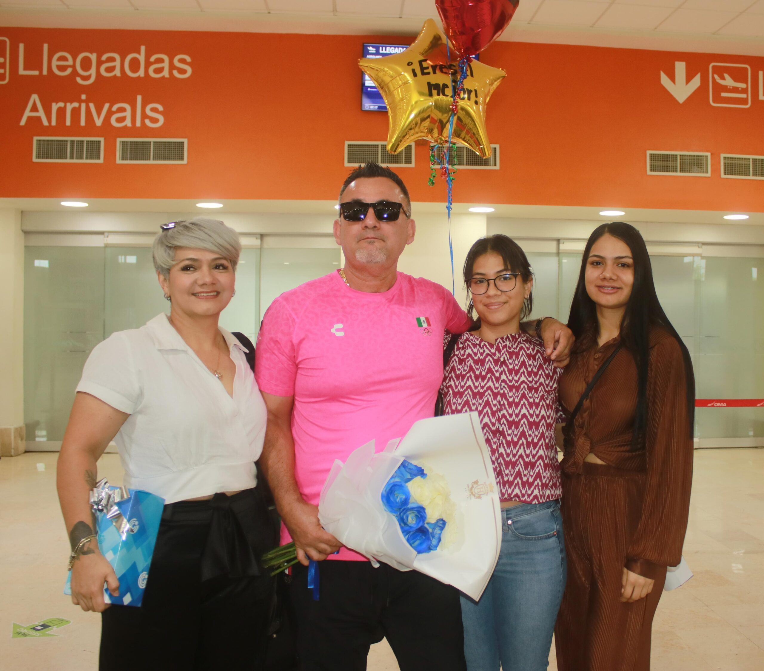 El histórico entrenador, del medallista olímpico, Marco Verde, arribó a la Perla del Pacífico, aún con la emoción de París 2024 y añorando el cariño de su esposa e hijas