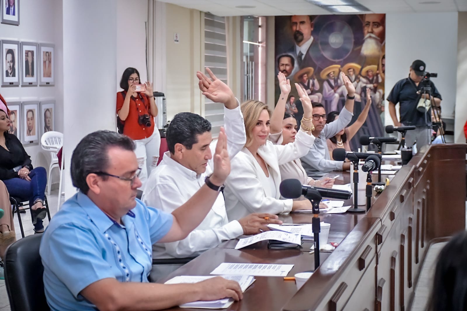 Además, se aprobaron jubilaciones laborales, pensiones por invalidez, pensiones por viudez y se otorgaron dieciséis títulos de propiedad sobre lotes de terrenos ubicados en panteones municipales.