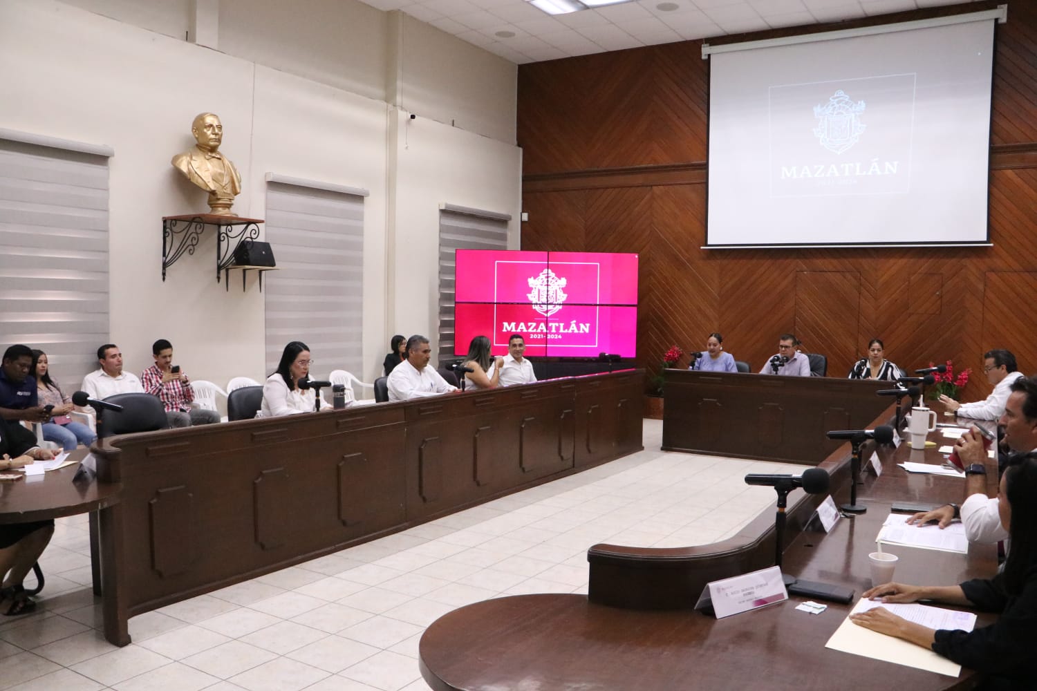 -	En sesión extraordinaria también se aprobó un apoyo económico para el medallista Marco Alonso Verde y a su entrenador Radames Hernández Cazares con el monto de 250 mil y 100 mil pesos respectivamente.