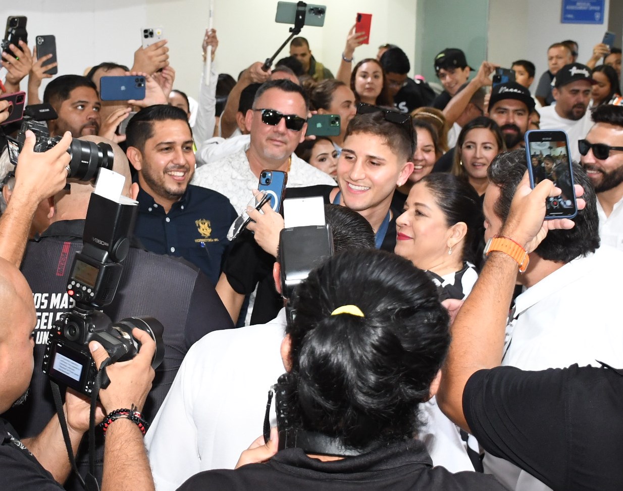 Con gran emoción, autoridades de la Universidad Autónoma de Sinaloa (UAS), recibieron en el aeropuerto de Mazatlán, al medallista olímpico, Marco Alonso Verde Álvarez, Águila UAS.