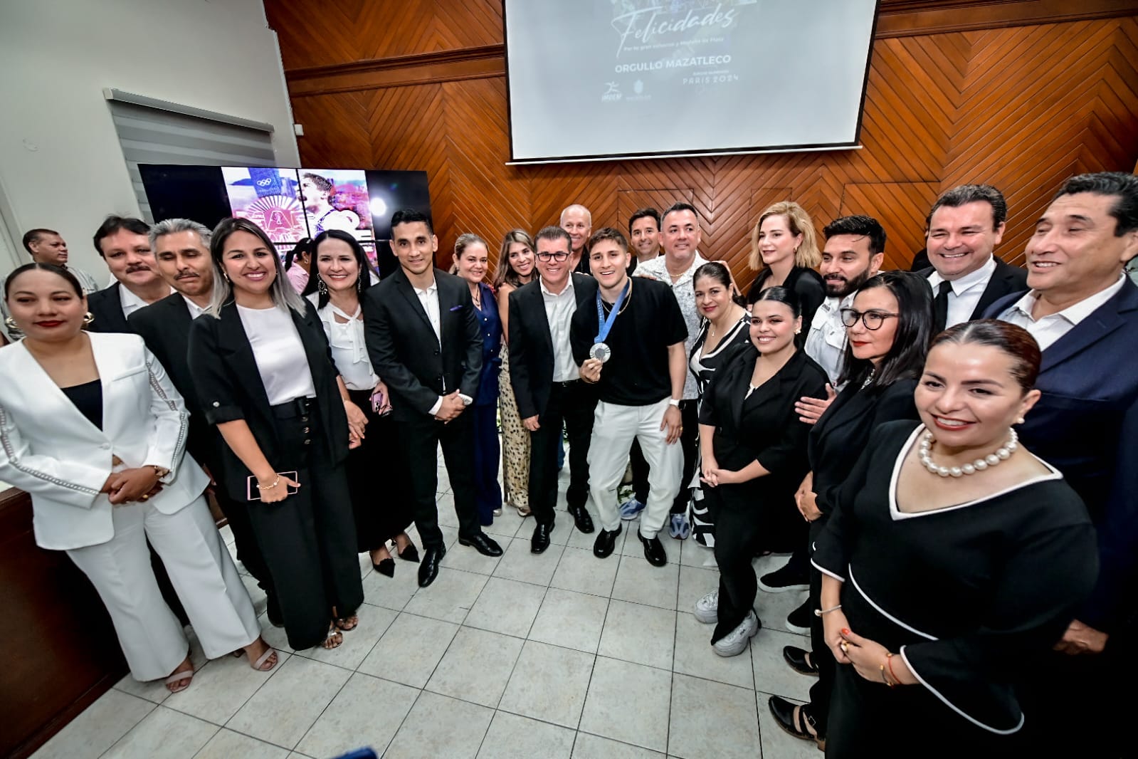 -	Reconocen a Marco Verde y a su entrenador Radames Hernández en sesión solemne de Cabildo.