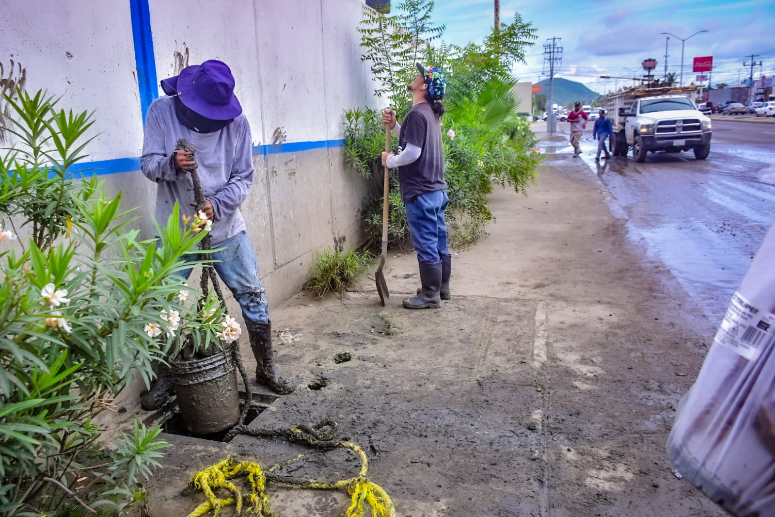 -	Cuadrillas de Obras Públicas retiran de manera manual el lodo que obstruye el paso del agua provocando encharcamientos.