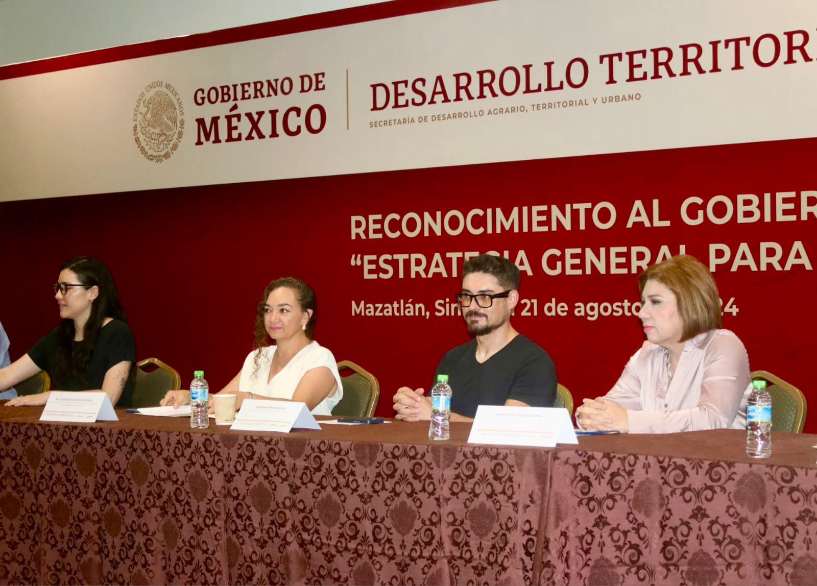 - Reconoce el trabajo en favor del bienestar de la población a través del ordenamiento del desarrollo urbano, por parte del gobierno estatal y los municipios.