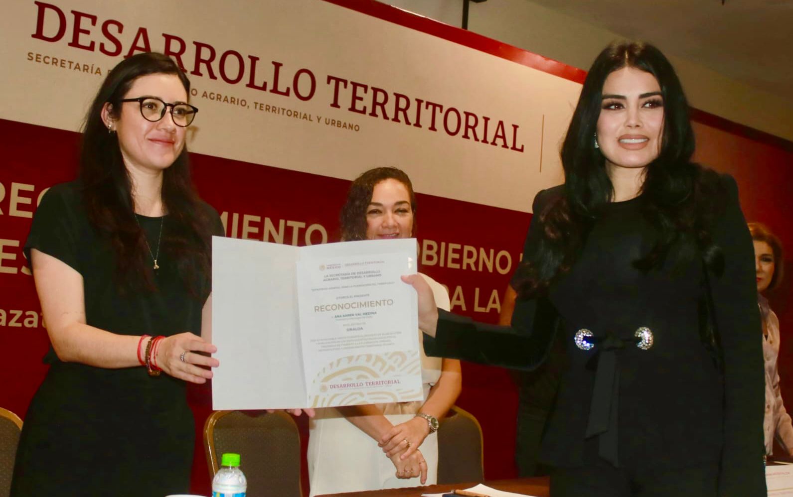 La ceremonia llevada a cabo en el Centro Internacional de Mazatlán contó con la presencia de Román Meyer Falcón, titular de la Sedatu, así como de los representantes de los municipios premiados.