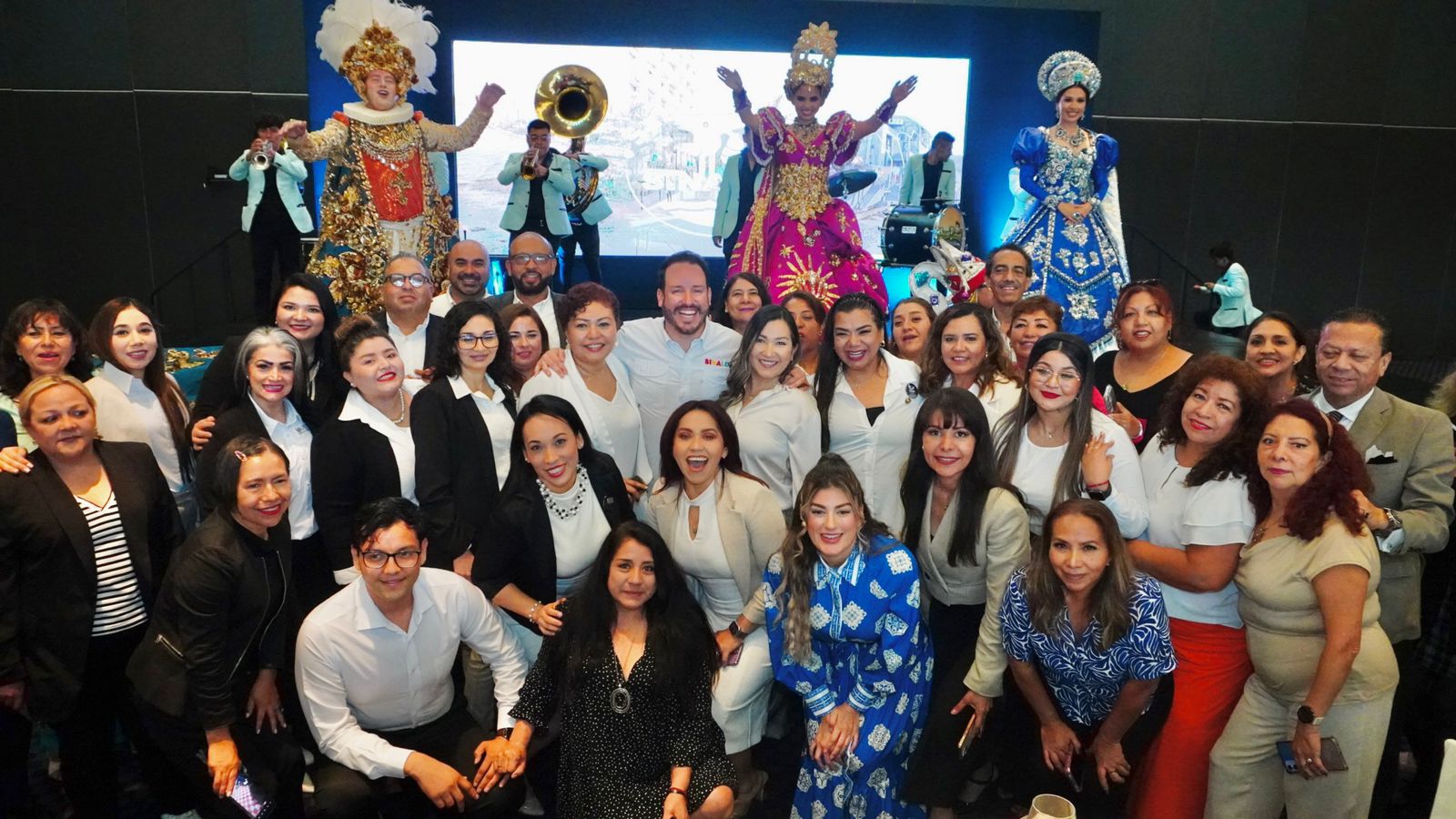 También asistió el Cortejo Real del Carnaval de Mazatlán 2024 dando una probada de lo que representa esta magnífica fiesta sinaloense, así como la presencia de nuestra “Mexicana Universal Hispanoamericana”, Carolina Pérez, para engalanar el programa que sin duda enamoró a  la Ciudad de México.