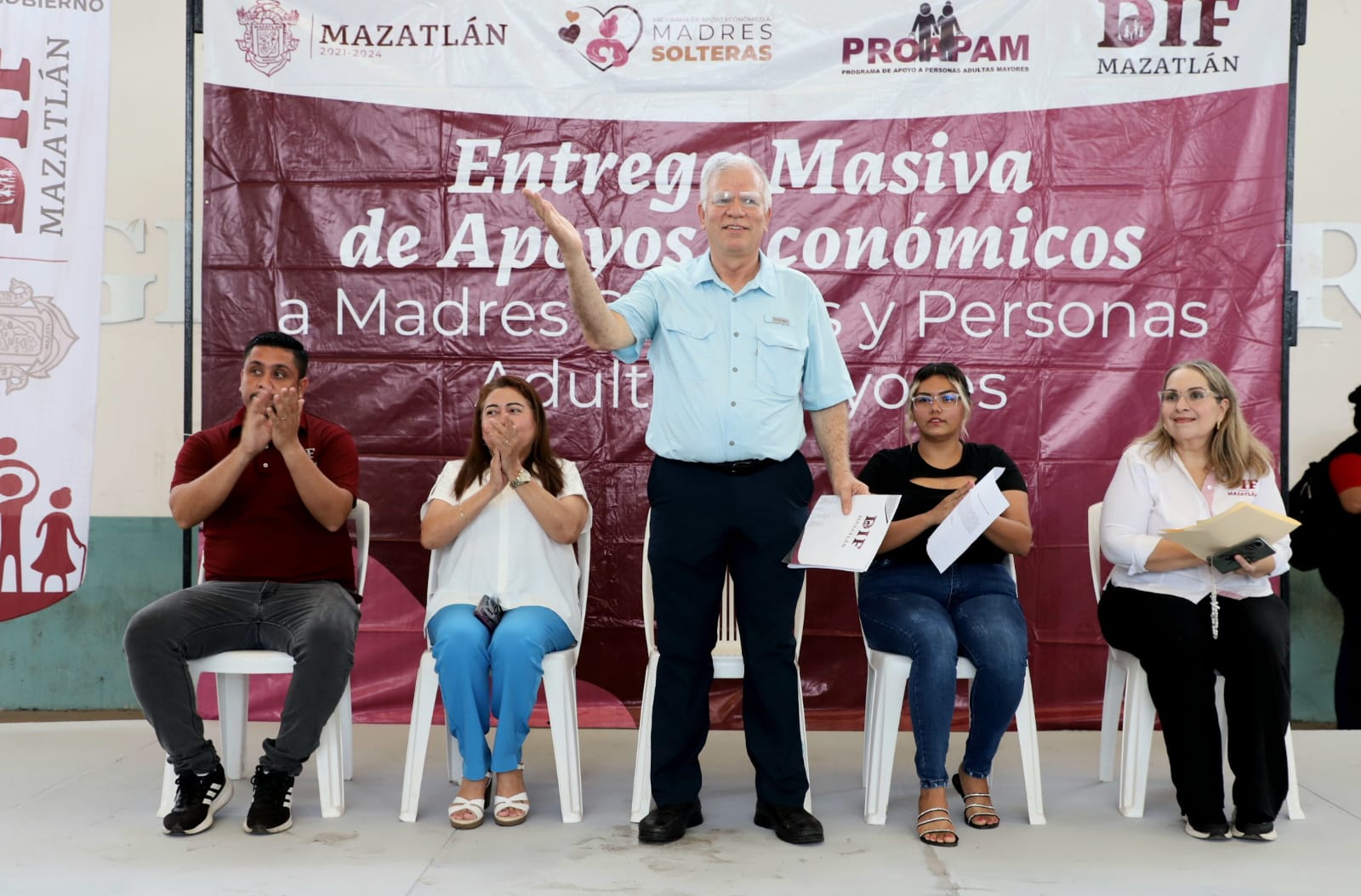 En apoyo a su economía y bienestar familiar, el Gobierno Municipal y el Sistema DIF Mazatlán llevaron a cabo la entrega de recursos del Programa de Apoyo Económico a Madres Solteras y Adultos Mayores 2024, correspondiente a los meses de julio y agosto.
