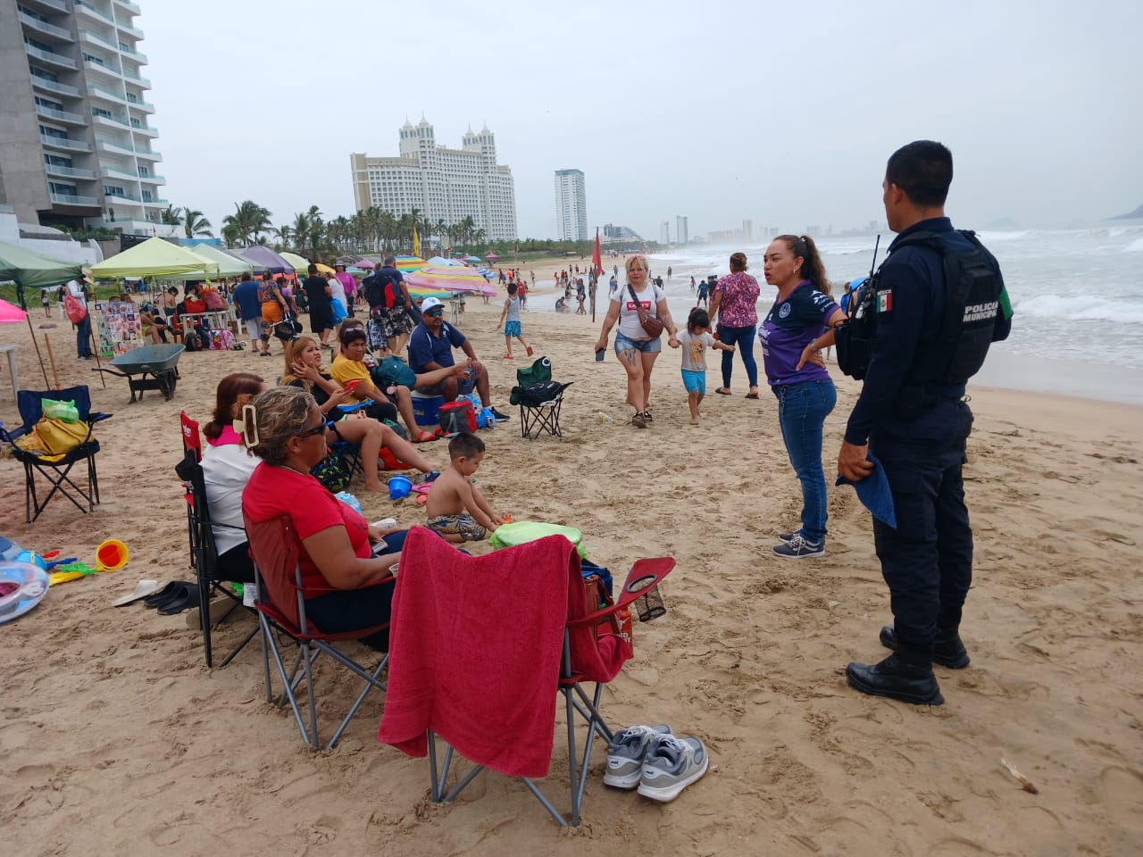 Por la excelente respuesta que ha tenido la Unidad de Prevención de la Contaminación de parte de turistas y locales, este jueves los agentes ECO acompañados de la Directora de Ecología, Eunice Murúa Figueroa extendieron el recorrido de supervisión hacia la zona de Cerritos y Playa Brujas hasta llegar al hotel Riu.