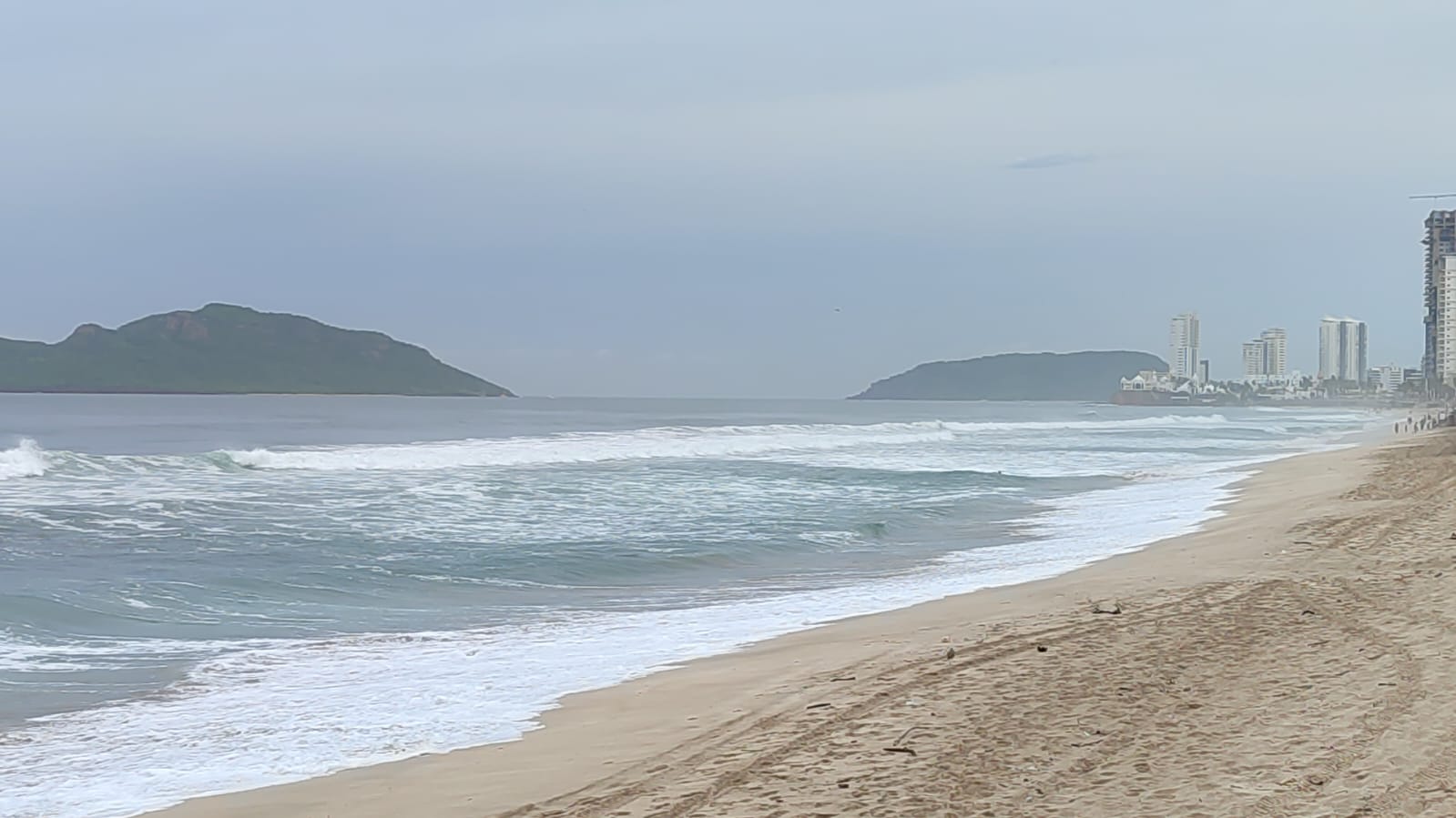 Los elementos salvavidas estarán recorriendo las zonas para cambiar de lugar a quienes estén en áreas peligrosas, escúchalos y atiende sus recomendaciones.