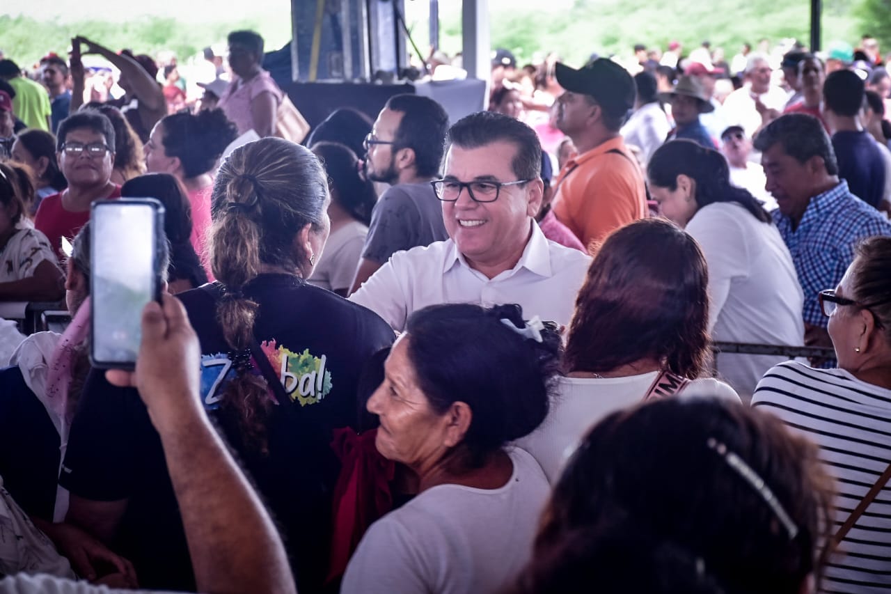 -	En el marco de la puesta en marcha del sistema de irrigación de la Presa Picachos, el Primer Edil se dijo contento de presenciar este acontecimiento que favorece significativamente al sur del estado.