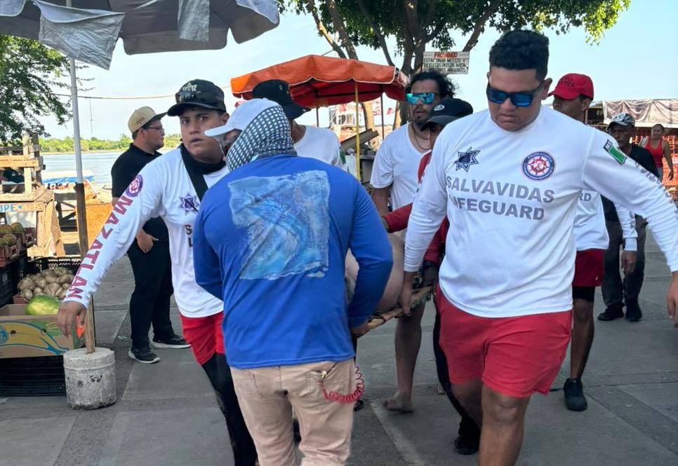 Elementos del Grupo Acuático atienden y trasladan a paciente que yacía inconsciente sobre la arena en la Isla de la Piedra