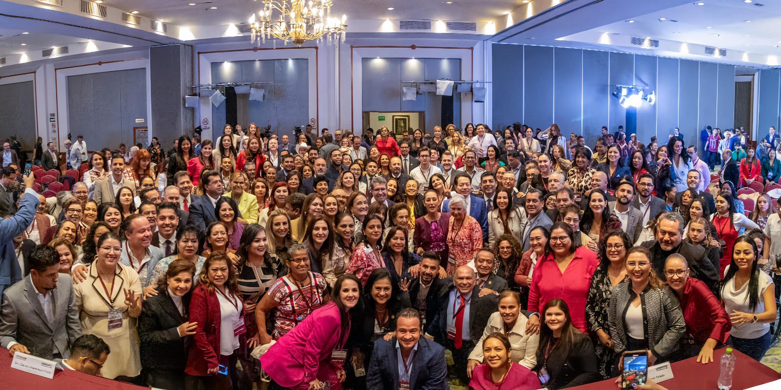 -	En la sesión estuvo presente Claudia Sheinbaum, presidenta electa de México, y se ratificó a Ricardo Monreal como coordinador parlamentario.