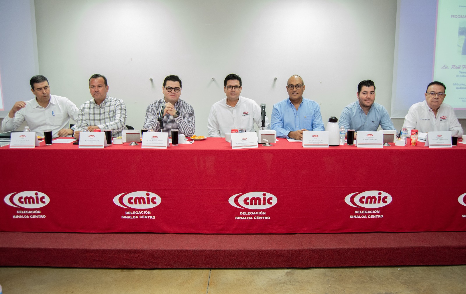 El Secretario de Obras Públicas, Raúl Montero estuvo como invitado en reunión con CMIC