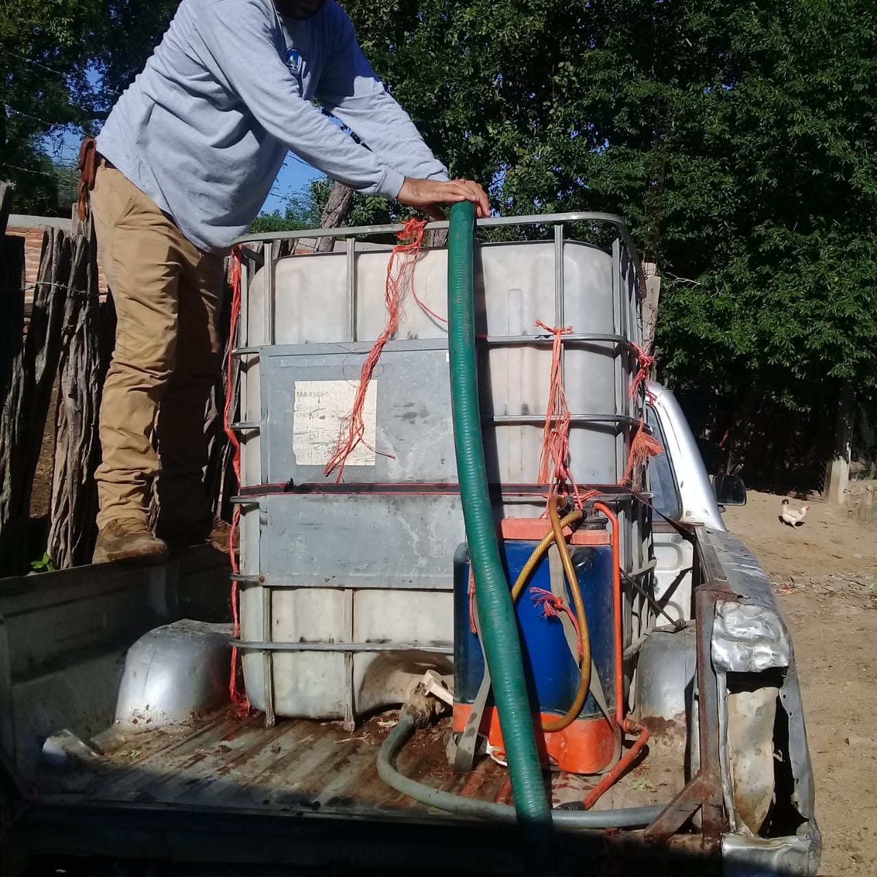 La Secretaría de Bienestar y Desarrollo Sustentable a través de la Comisión Estatal de Agua Potable y Alcantarillado ha atendido a 296 comunidades con agua por medio de pipas.