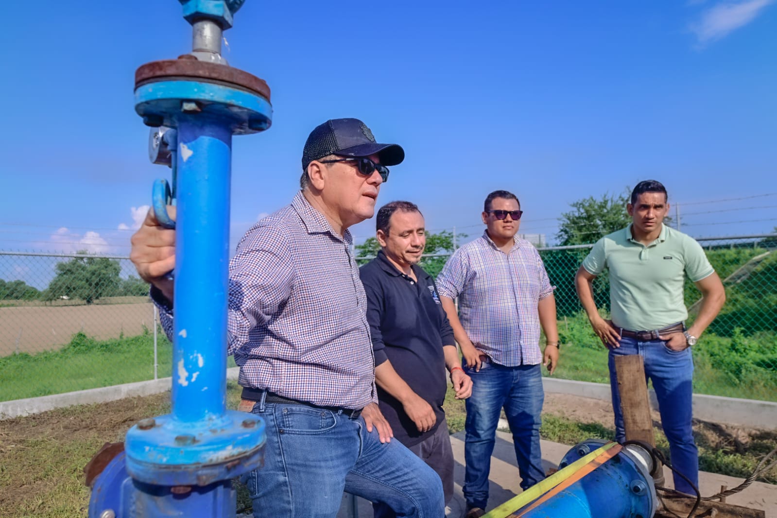 El Alcalde Edgar González gestiona permisos para realizar la obra definitiva, que es reinstalar la tubería sobre el puente vehicular.