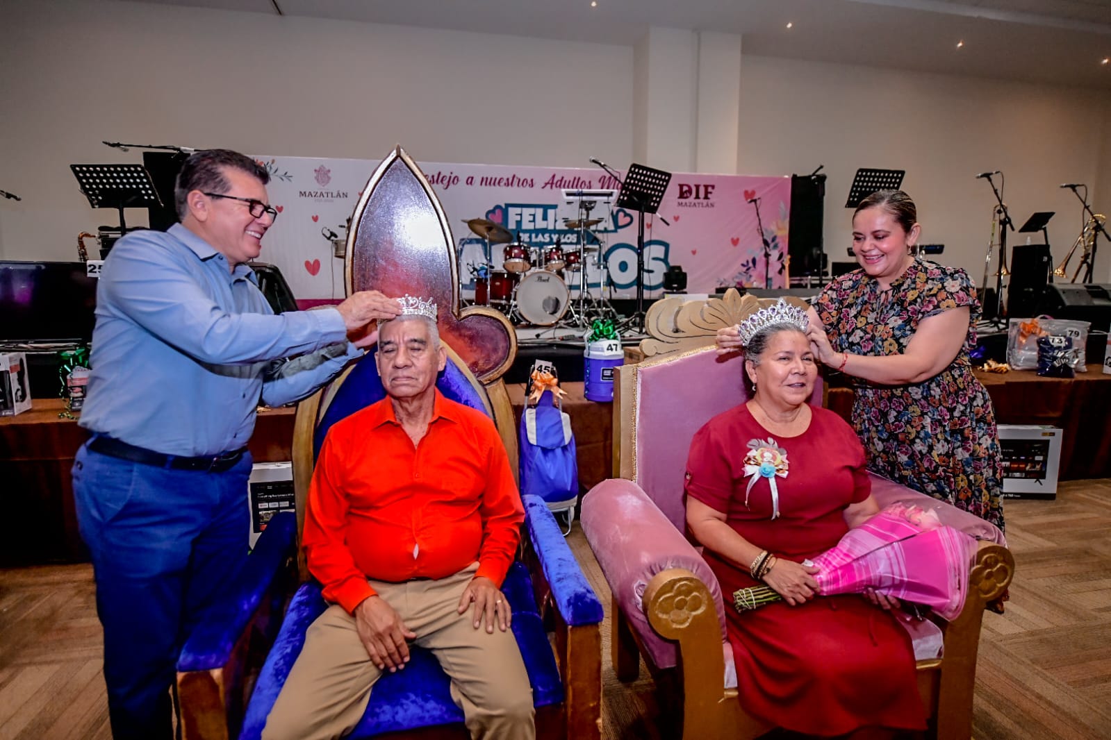 En medio de una gran fiesta, reciben regalos y mucha diversión.