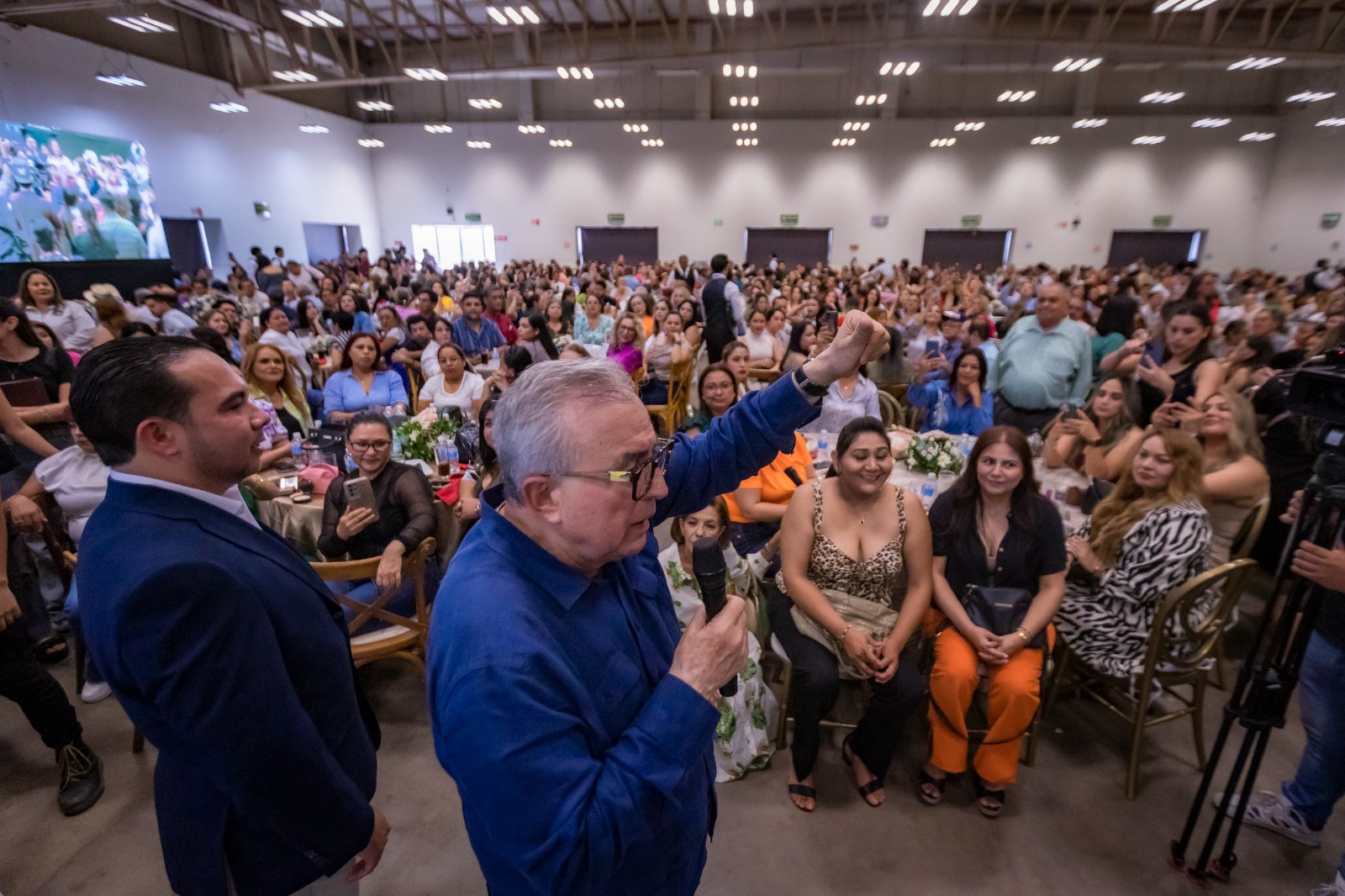El mandatario estatal acudió al Festejo del Día del Servidor Público para convivir con miles de compañeros de trabajo