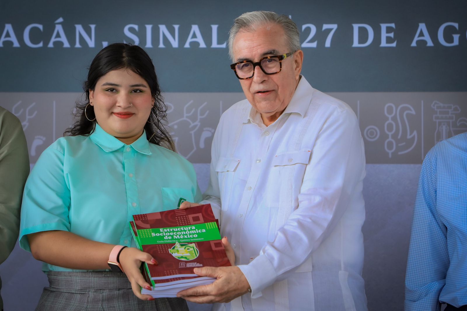 El mandatario estatal puso en marcha el ciclo escolar en Bachillerato e inauguró el Plantel 130 de Cobaes en La Conquista.