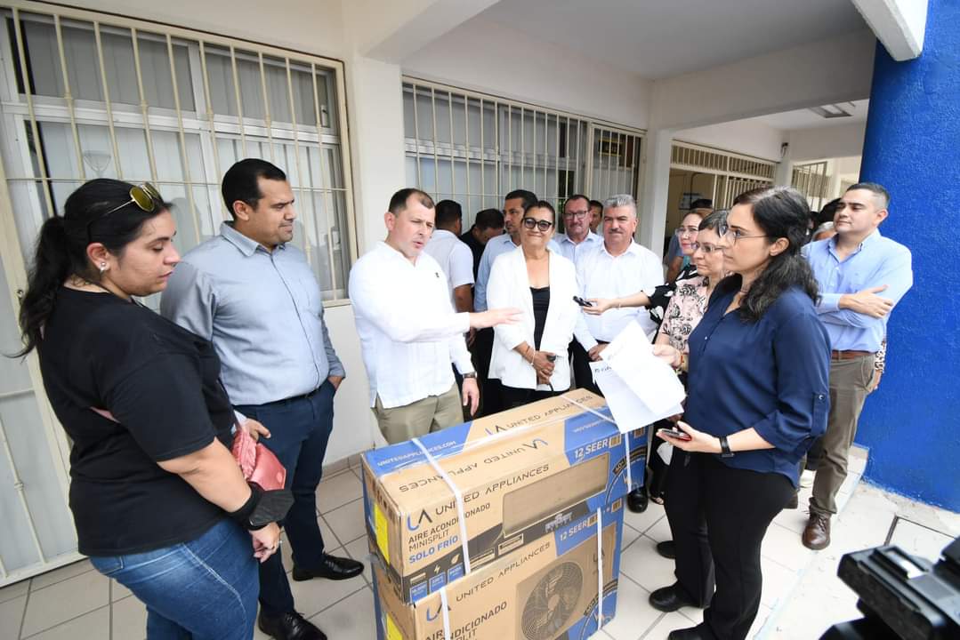 Con el propósito de contribuir al Pacto Social, docentes de la Facultad de Ciencias Económico Administrativas de Mazatlán (FACEAM) y de la Facultad de Ciencias Sociales (FACISO) de la Universidad Autónoma de Sinaloa (UAS), realizaron un donativo voluntario en pro de la institución.