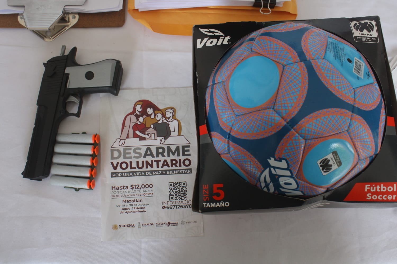 Los niños también participan, cuatro armas de juguete son intercambiadas por juegos didácticos durante el Desarme Voluntario.