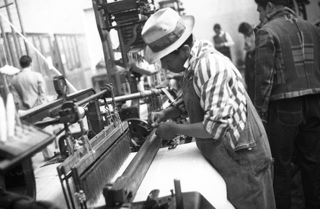 La banca de hierro forjado mexicana que sobrevive hasta hoy es distinguible por portar el águila nacional que voltea a la derecha y que muerde una serpiente cuya cola se encuentra a la izquierda de la imagen. 