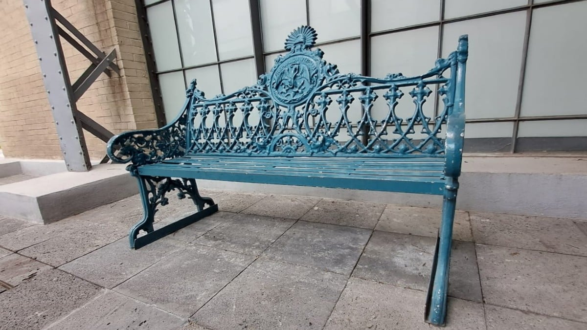 -	La bella e histórica banca de hierro forjado se instaló en decenas de parques públicos en todo el país, no obstante han desaparecido paulatinamente con cada remodelación