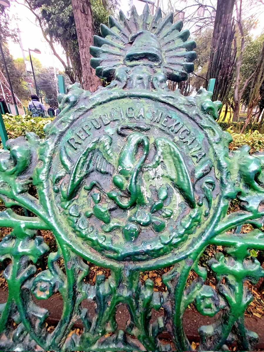 Algo también interesante en el diseño de las bancas de hierro forjado es el gorro frigio en la cúspide, símbolo principal de la Revolución francesa. 