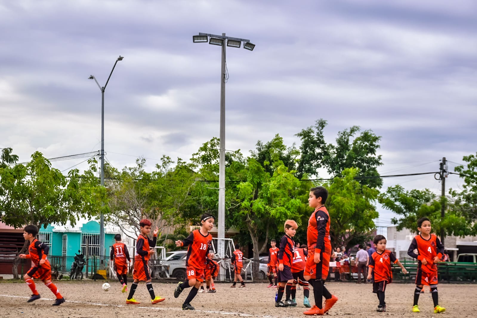 Contentos los plebes del Campo deportivo de La Campiña.