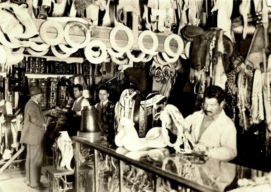-	De hecho este negocio inventó la mochila de vaqueta en 1940, distribuyéndola después a todos los rincones de México.