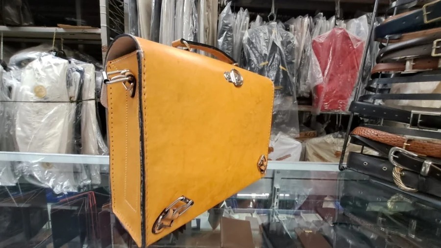 -	De hecho este negocio inventó la mochila de vaqueta en 1940, distribuyéndola después a todos los rincones de México.