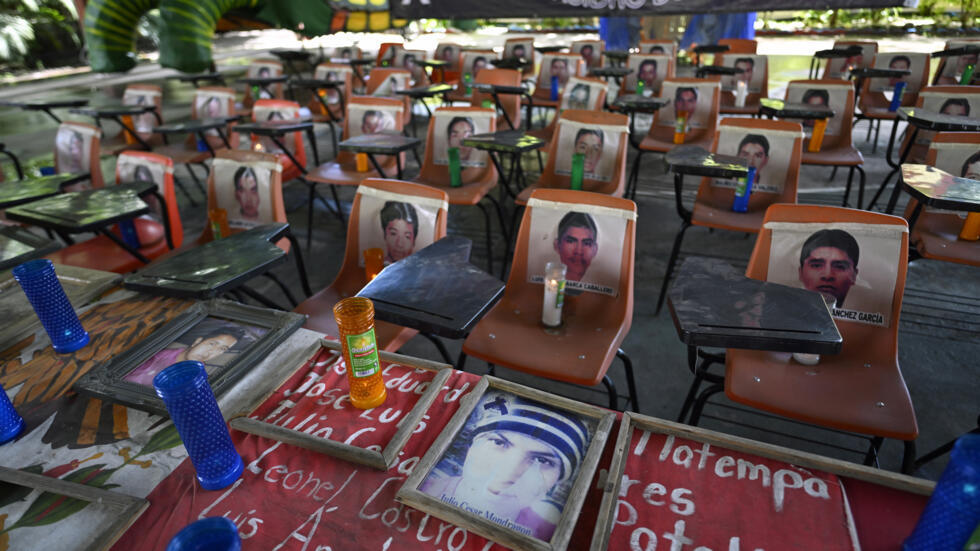 Los estudiantes de la Escuela Normal Rural de Ayotzinapa ingresan con la consigna de no dejar solos a los padres de los 43 desaparecidos hasta hallarlos.