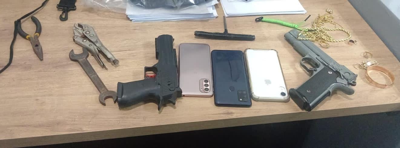 -	Entre los artículos encontrados después de la inspección de persona se encontró una réplica de arma de fuego, alhajas, teléfonos celulares y herramientas varias