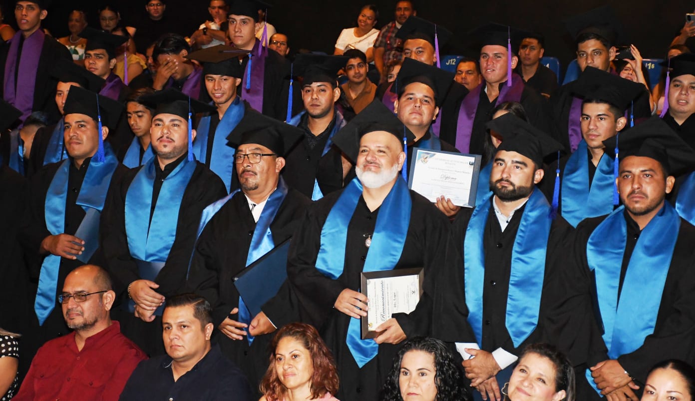 La Unidad Académica de Educación Física y Deporte Mazatlán de la Universidad Autónoma de Sinaloa (UAS), celebró la graduación de 48 alumnos de las licenciaturas en Educación Física y Educación Deportiva, en una emotiva ceremonia para las generaciones 2020-2024 y 2021-2024 respectivamente.