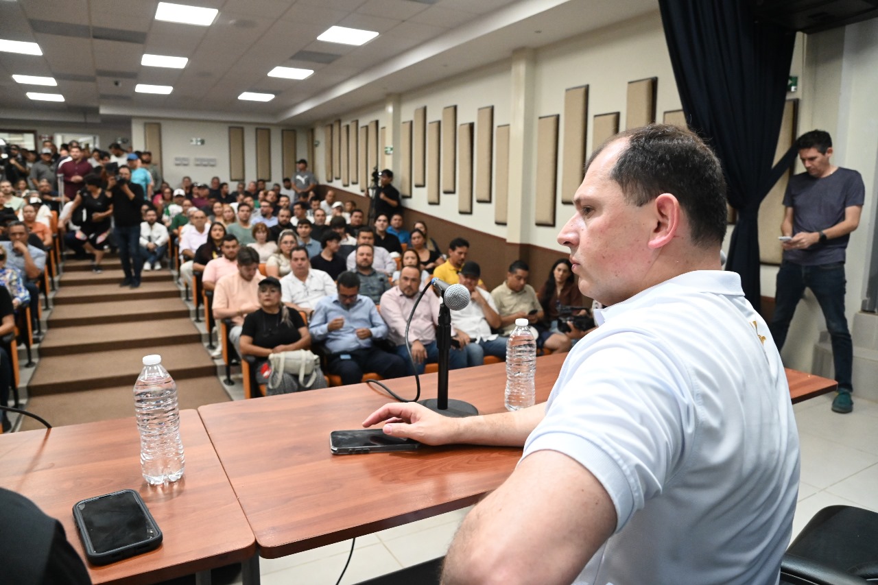 Reunidos en instalaciones de Radio UAS y a través de una transmisión especial se presentó un posicionamiento institucional por parte de las entidades representativas de la comunidad universitaria como son los investigadores, los trabajadores académicos y administrativos a través de sus líderes sindicales, el cuerpo de abogados y las autoridades universitarias.