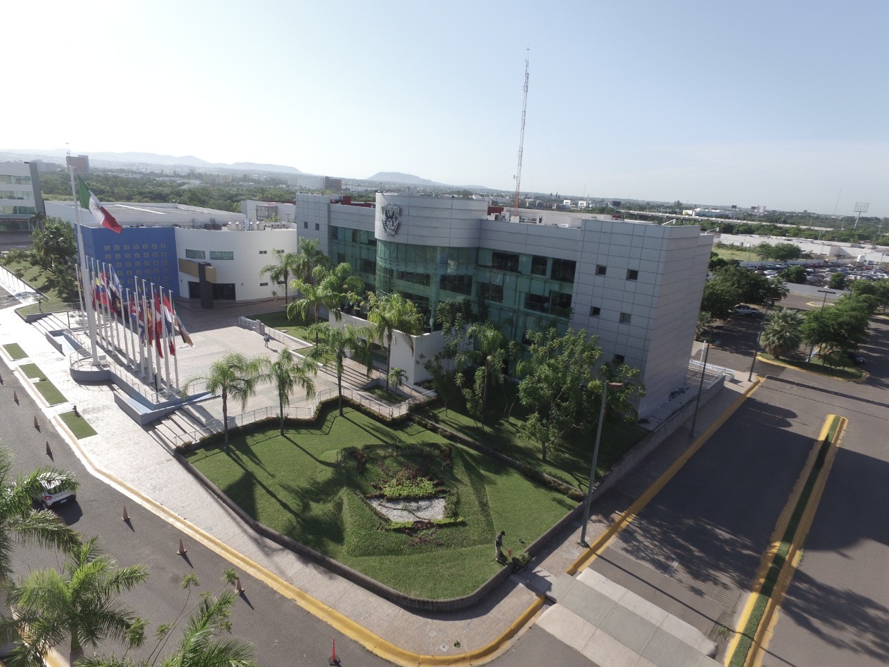 La Universidad Autónoma de Sinaloa (UAS) valora la posibilidad de que las clases en modalidad virtual continúen y se extiendan en todos sus planteles del estado en lo que se tiene certeza de que la situación de violencia está controlada a fin de priorizar la seguridad e integridad de los alumnos y trabajadores universitarios.