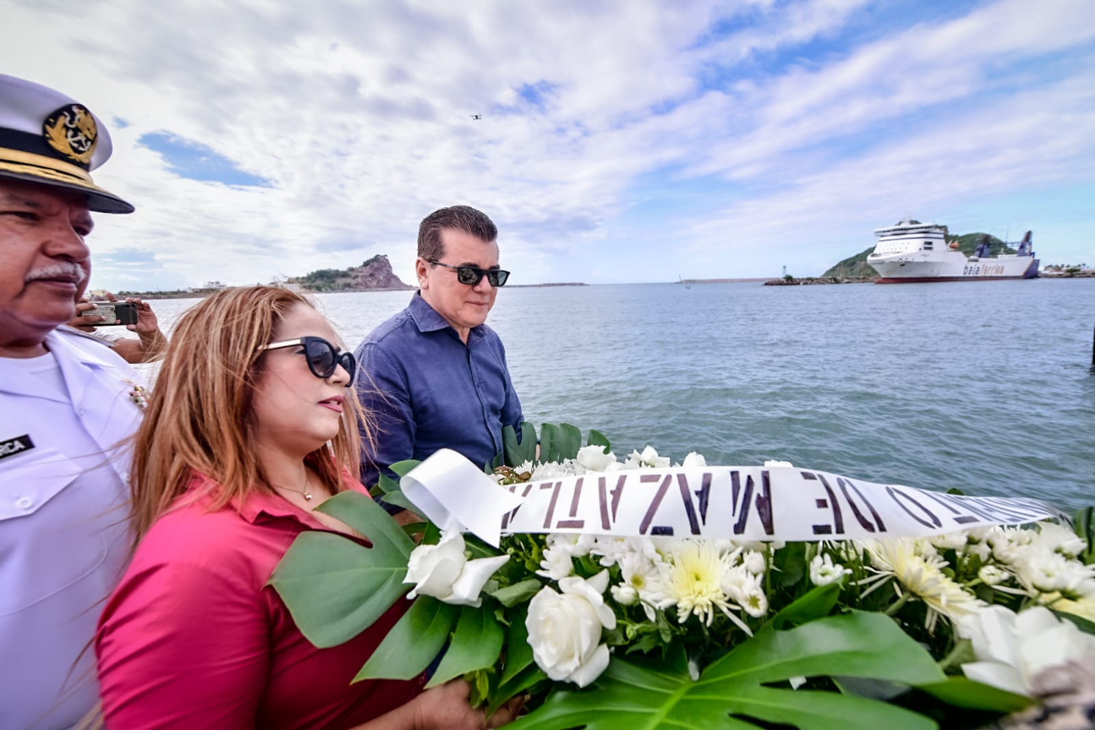 Durante la ceremonia, se rindieron honores a la bandera y se realizó un emotivo pase de lista en memoria de los pescadores que perdieron la vida debido a esos fenómenos.
