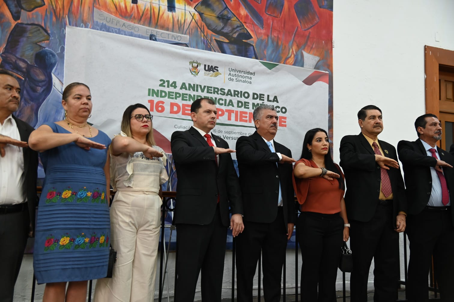 Por primera vez en su historia la Universidad Autónoma de Sinaloa (UAS) llevó a cabo el Acto Cívico para Conmemorar el 214 Aniversario del Inicio de independencia bajo el resguardo de las paredes del Edificio Central y no al aire libre, desde ahí se enfatizó que esta Casa de Estudios es la respuesta a situaciones y problemáticas de inseguridad como las que vive actualmente Sinaloa.