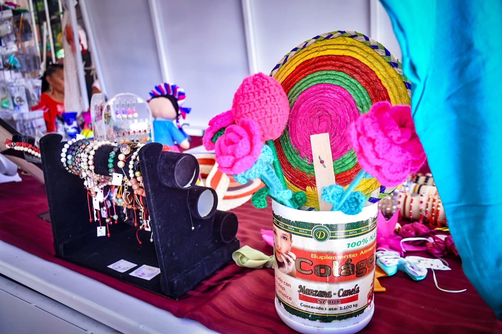 El Alcalde Edgar González acompañó al personal del Instituto y a las mujeres emprendedoras a cortar el listo inaugural de este proyecto.