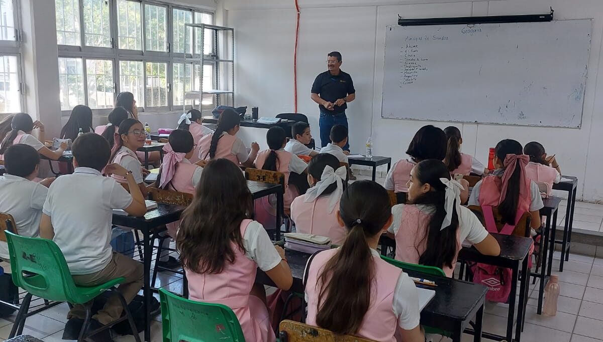 Este jueves 19 un total de 178 escuelas de diferentes niveles educativos de la zona centro del estado, se sumaron a las clases presenciales, al recibir a sus alumnos que asistieron a clase, como una muestra de confianza de los padres de familia para que sus hijos retornen a sus escuelas.