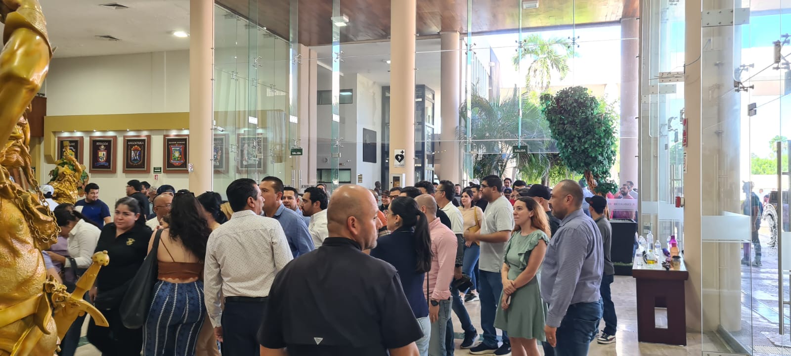 -	Al grito de ¡fuera Rocha!, universitarios alzan la voz en el Congreso ante la violación flagrante a la autonomía que pretenden los diputados al reformar la Ley Orgánica de la UAS, a espaldas de la comunidad rosalina