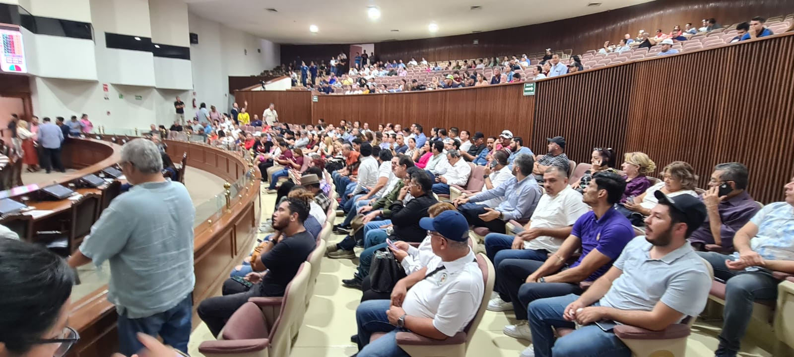 -	Al grito de ¡fuera Rocha!, universitarios alzan la voz en el Congreso ante la violación flagrante a la autonomía que pretenden los diputados al reformar la Ley Orgánica de la UAS, a espaldas de la comunidad rosalina