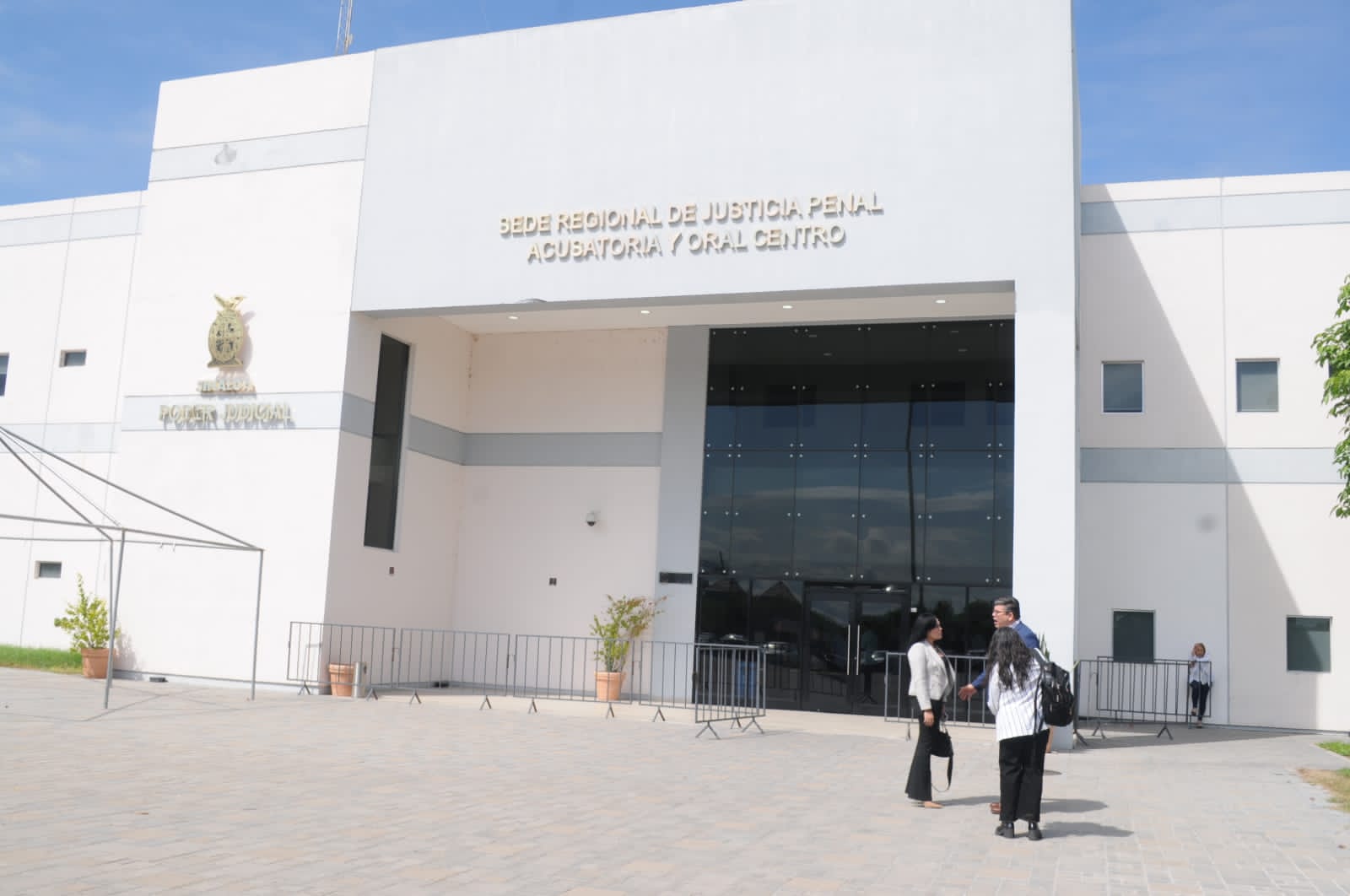 Ignorando los argumentos de la defensa universitaria y actuando de manera parcial, un juez de control vincula de nuevo a proceso al doctor Jesús Madueña, así como a integrantes del Comité de Adquisiciones