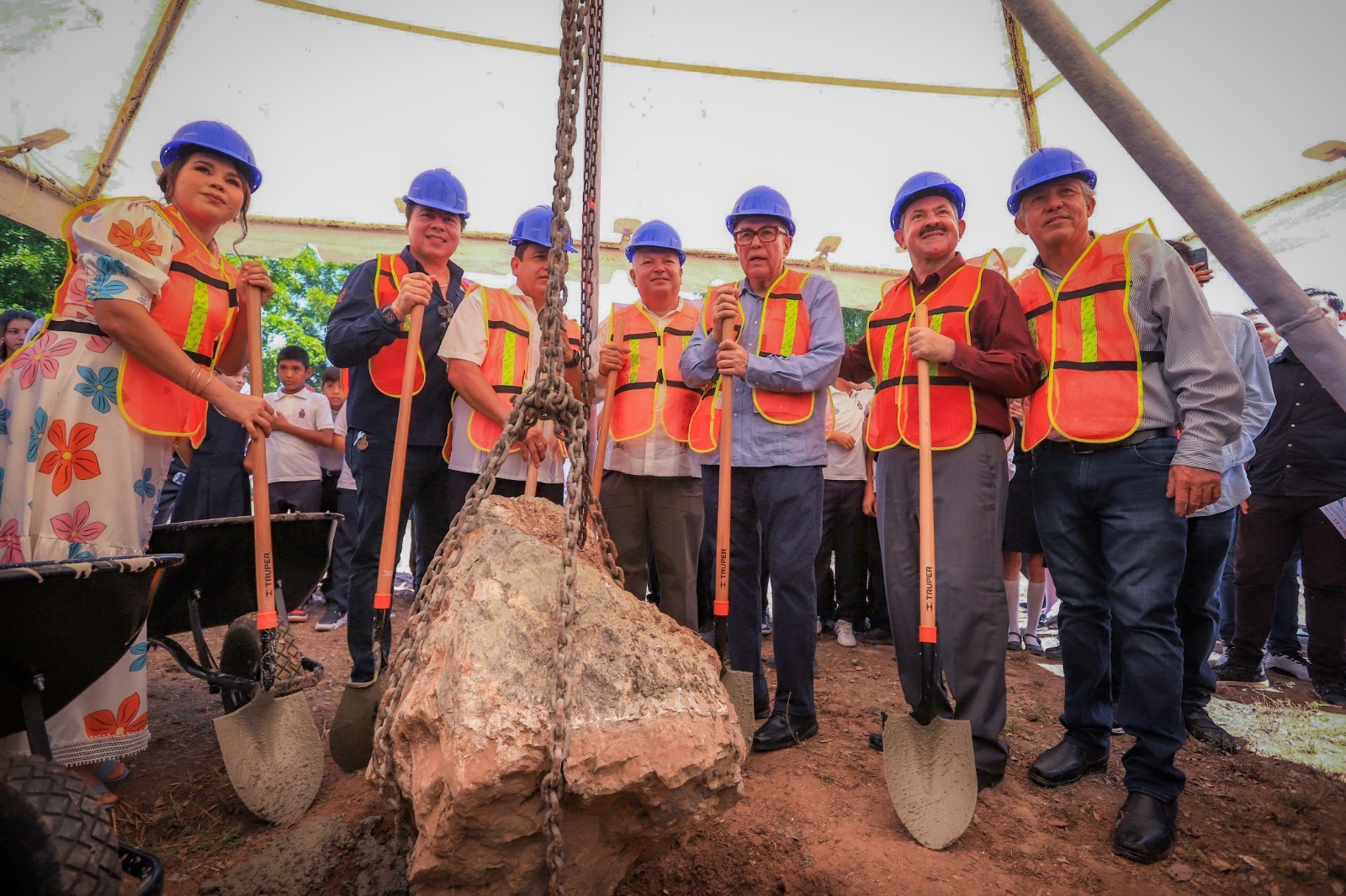 En este marco, aprovechó para anunciar que la próxima semana se pagarán más de 15 millones de pesos en bonos especiales al magisterio sinaloense