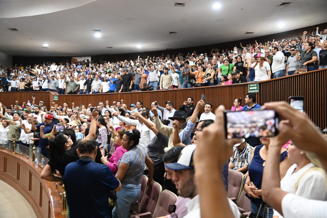 Los universitarios se mantienen en pie de lucha en el Congreso del Estado a pesar de que los diputados prorrogaron por tiempo indefinido su intentona de aprobar reformas a la Ley Orgánica de la UAS