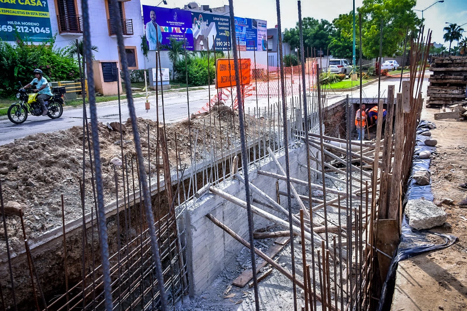 “Ya para el miércoles próximo se concluye la obra, solo queda esperar uno, dos días de secado y reapertura la calle. Esta obra son cerca de 700 metros de longitud. Es un canal nuevo, pluvial, que va a desfogar todo lo que se inunda en esta zona”, explicó.