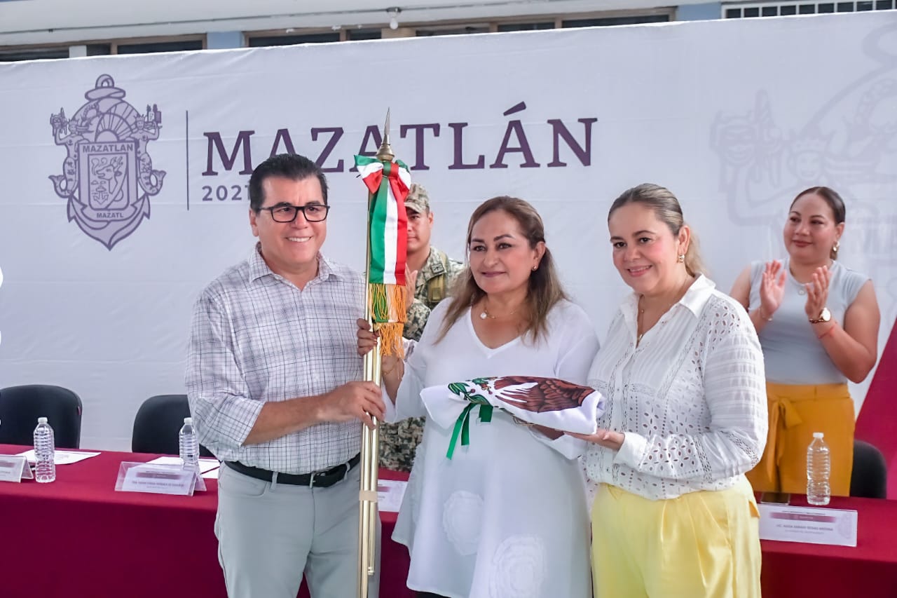 -	La directora del plantel agradeció por la visita de las autoridades, subrayando que su presencia representa una fuente de motivación para los jóvenes estudiantes.