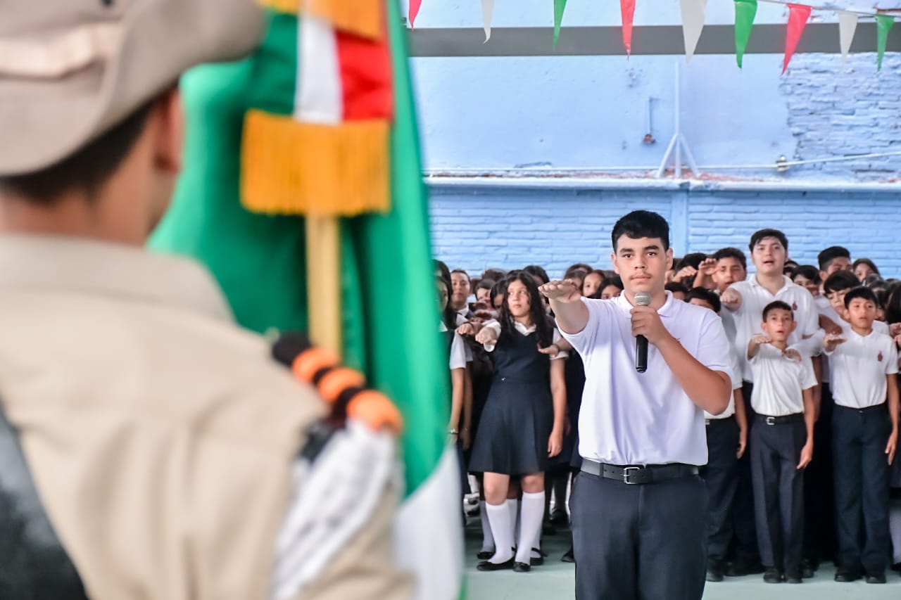 Escuela secundaria Miguel Hidalgo celebra el Lunes Cívico.