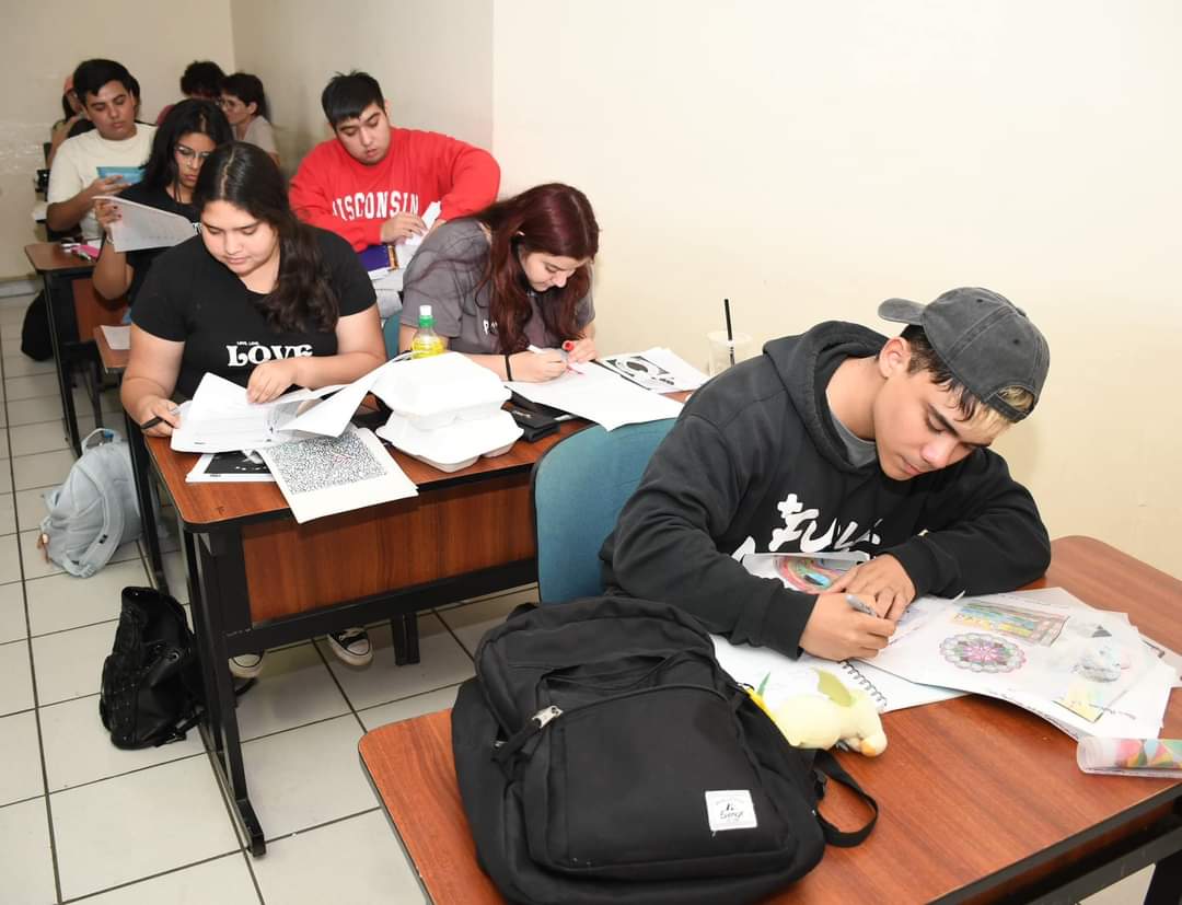 El M.C. Jesús Armando Salas Rodríguez, director de FACISO destacó la importancia de llevar a cabo estas acreditaciones, ya que, mediante estas evaluaciones, la preparación y desarrollo profesional de los universitarios se fortalece y enriquece con nuevos conocimientos. 