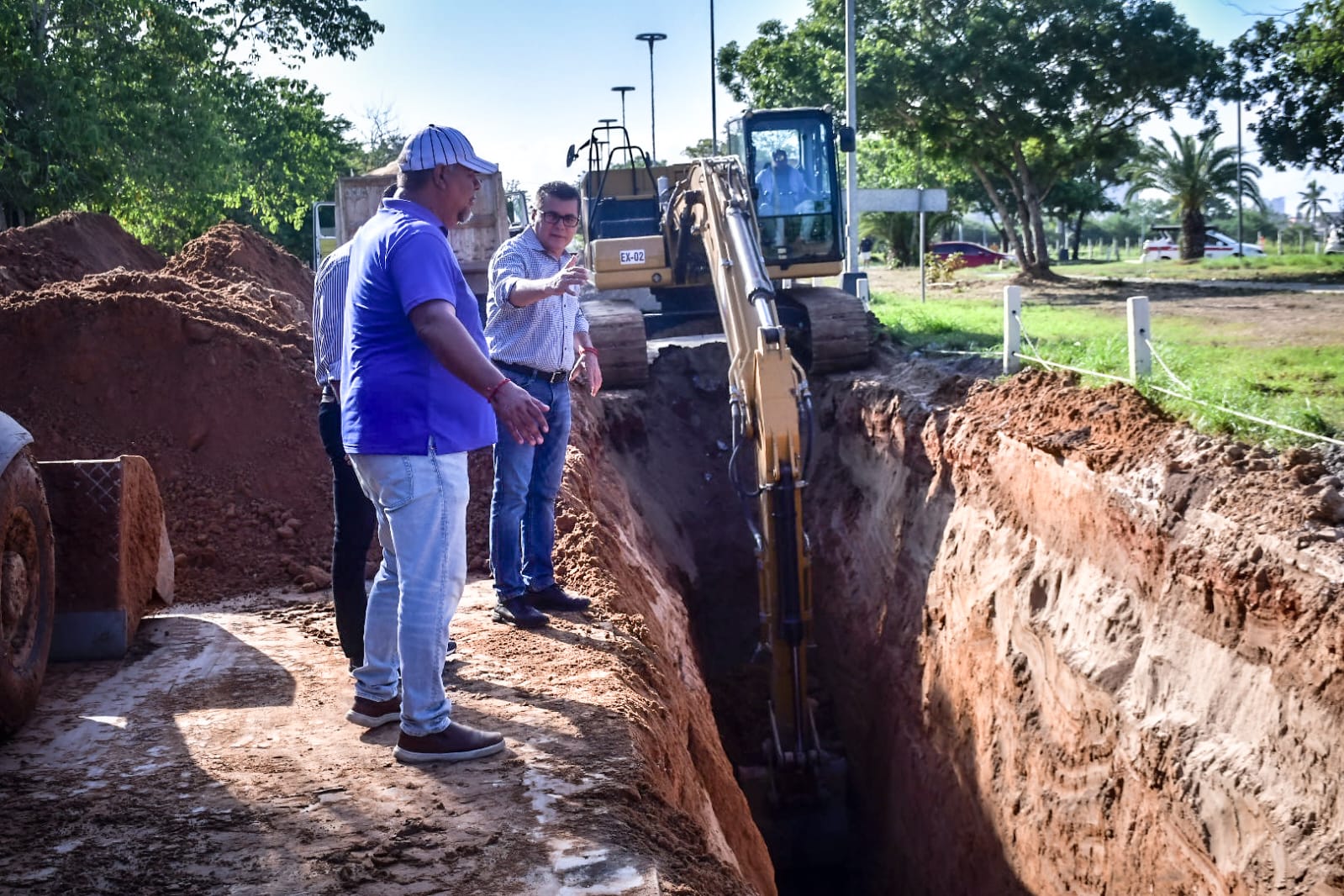 -	El Alcalde Edgar González supervisó los avances de la obra, mismos que llevan un 40 por ciento y se estima que terminen en un lapso de tres semanas.