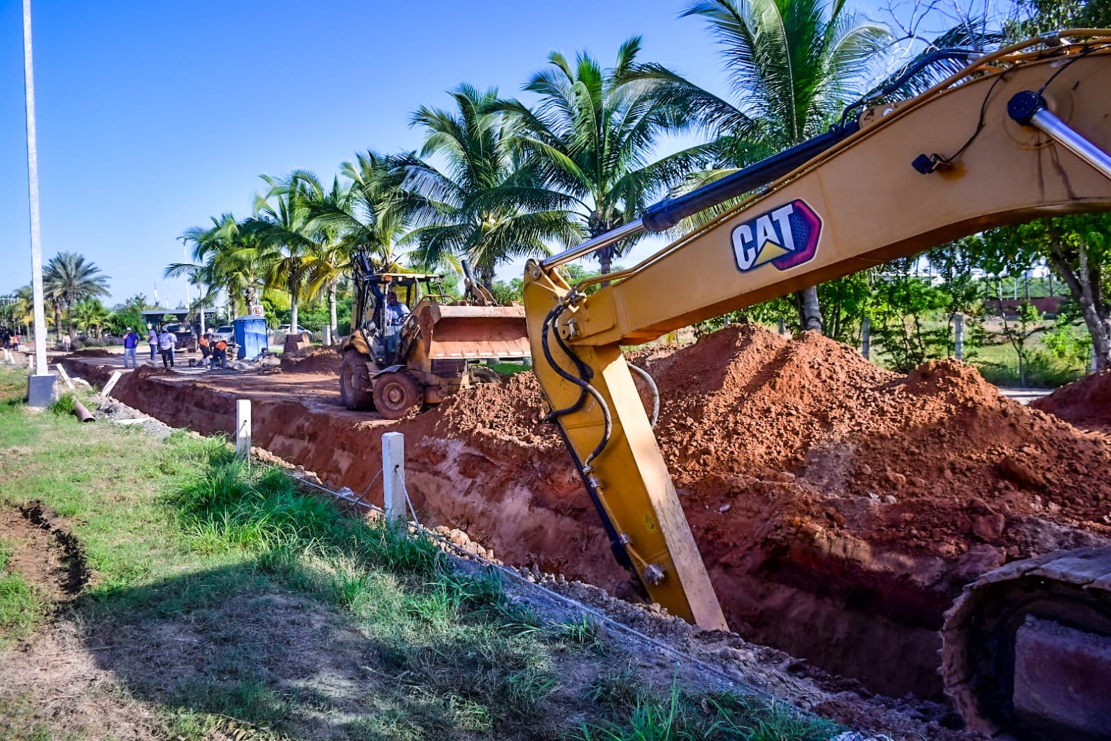 -	El Alcalde Edgar González supervisó los avances de la obra, mismos que llevan un 40 por ciento y se estima que terminen en un lapso de tres semanas.